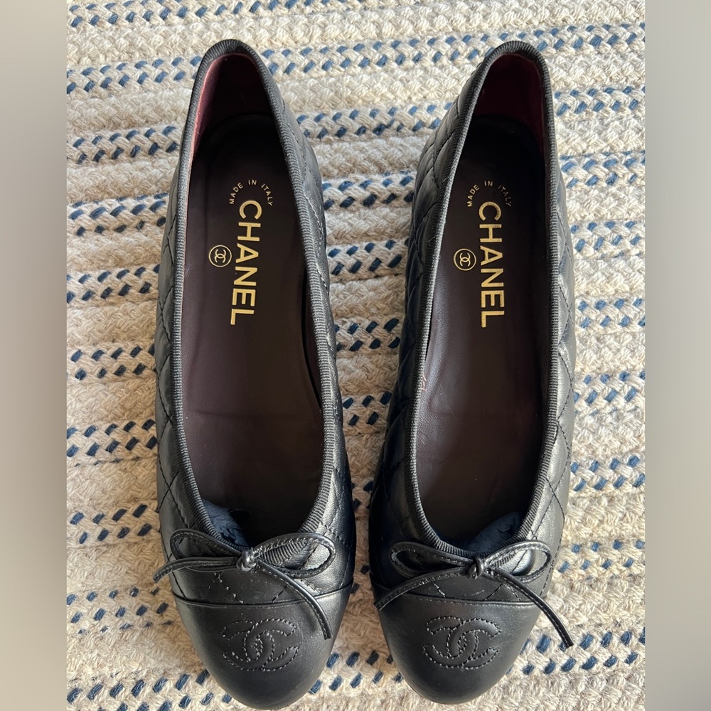 Chanel Quilted Ballet Flats, Barely Worn. Size 38 Gem